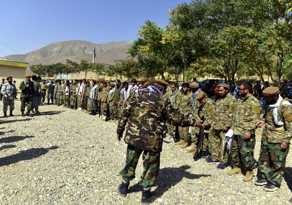 북부 최후 거점 훈련장에 모인 아프간 저항군들