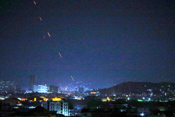 카불 밤하늘에 울려퍼지는 자축의 총성