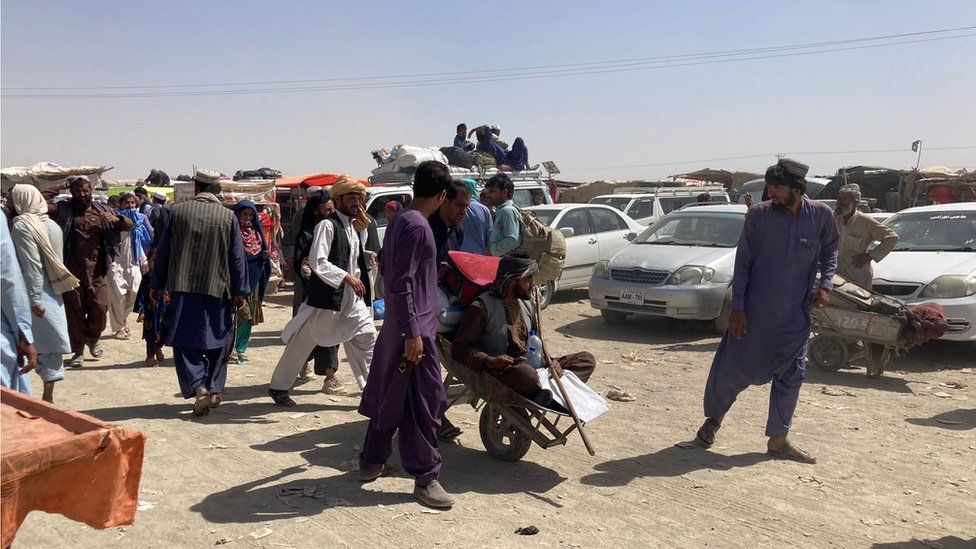 아프가니스탄과 파키스탄의 국경인 차만 스핀 볼닥 검문소 근처를 피난민들이 지나가고 있다, 일부러 신원 파악이 어렵겠다고 판단되는 사진들만 골랐다. 영국 BBC 홈페이지 캡처