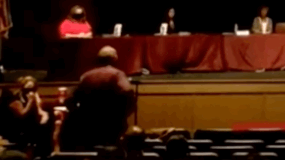 미국 텍사스주에서 열린 학교 내 마스크 착용 찬반 토론회에서 한 학부모가 “마스크를 안 쓸 거면 옷도 입지 말자”고 주장하면서 ‘탈의 연설’을 감행했다.  유튜브 캡처