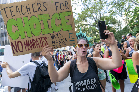 미국 뉴욕에서 지난 25일(현지시간) 교사들이 코로나19 백신 의무화를 반대하는 시위를 벌이고 있다.AP