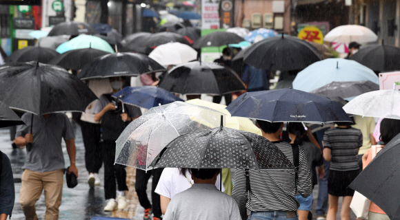 전국적으로 많은 비가 내린 31일 오후 시민들이 우산을 쓴 채 서울 관악구 청룡동을 지나고 있다. 2021.8.31. 도준석 기자 pado@seoul.co.kr