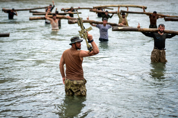 아프가니스탄 북부 판지시르에 탈레반에 대항하는 최후 거점을 마련한 저항군 대원들이 30일(현지시간) 군사훈련에 참가하고 있다. 아프간 정부군 일부와 민병대 등은 천연의 요새인 판지시르에 포진해 탈레반을 상대로 한 저항을 계속하고 있다. 판지시르 AFP 연합뉴스