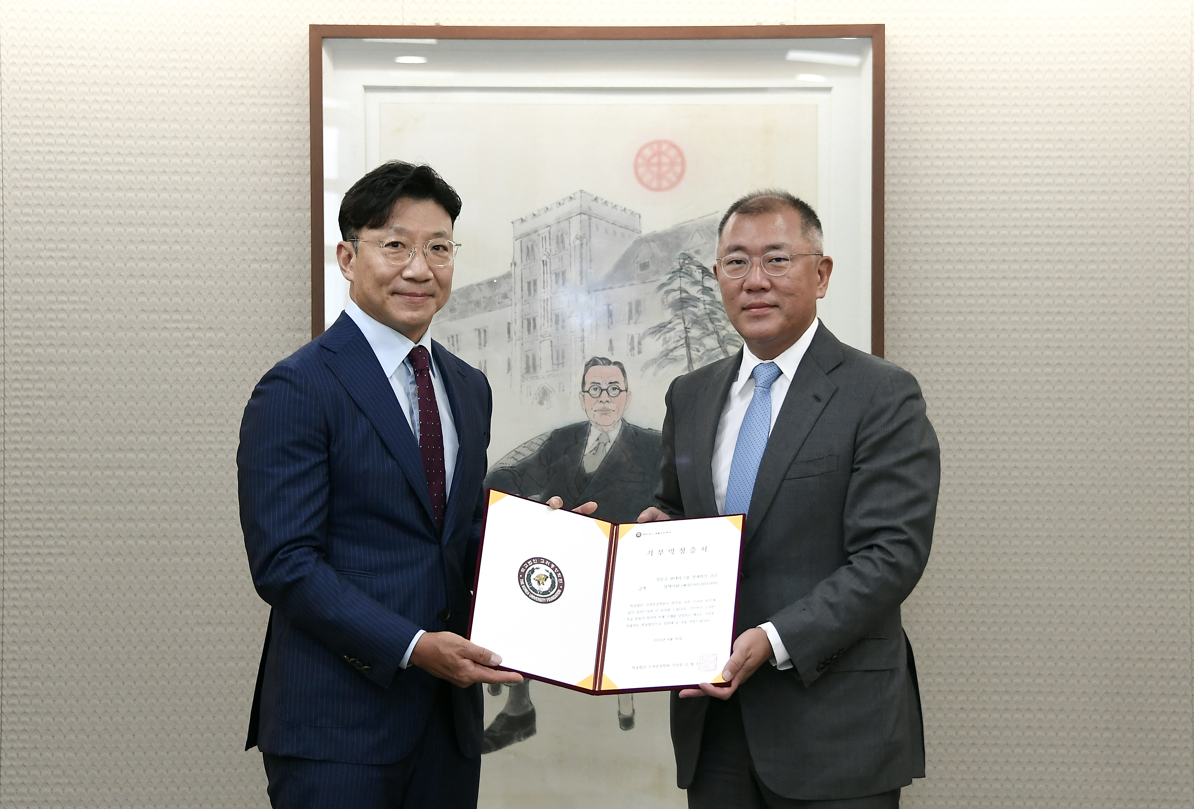 정몽구 현대자동차그룹 명예회장이 백신 개발에 개인 돈 100억원을 기부한 가운데 아들 정의선(오른쪽) 회장이 대신해 31일 서울 성북구 고려대 인촌기념관에서 김재호(왼쪽) 고려중앙학원 이사장과 기부금 약정 체결식을 갖고 있다.  현대자동차그룹 제공