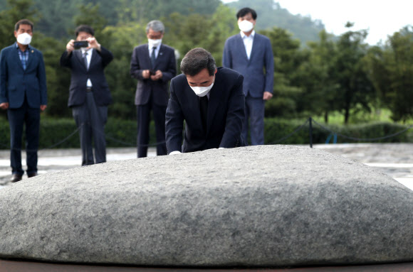 더불어민주당 대권주자인 이낙연 전 대표가 31일 오후 경남 김해시 진영읍 봉하마을 고 노무현 전 대통령 묘역 앞에서 무릎 꿇은 채 생각하고 있다. 2021.8.31  연합뉴스