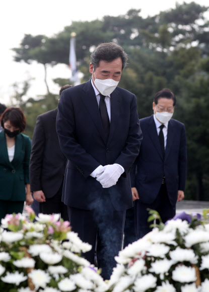 더불어민주당 대권주자인 이낙연 전 대표가 31일 오후 경남 김해시 진영읍 봉하마을 고 노무현 전 대통령 묘역을 참배하고 있다. 2021.8.31  연합뉴스