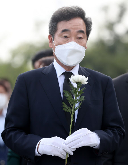 더불어민주당 대권주자인 이낙연 전 대표가 31일 오후 경남 김해시 진영읍 봉하마을 고 노무현 전 대통령 묘역을 참배하고 있다. 2021.8.31  연합뉴스