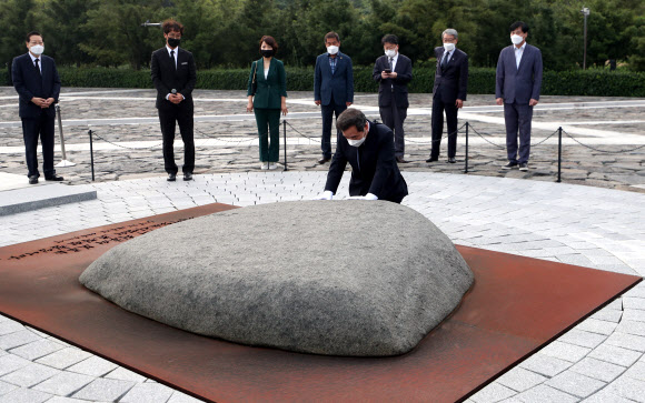 더불어민주당 대권주자인 이낙연 전 대표가 31일 오후 경남 김해시 진영읍 봉하마을 고 노무현 전 대통령 묘역을 참배하며 무릎 꿇고 있다. 2021.8.31  연합뉴스
