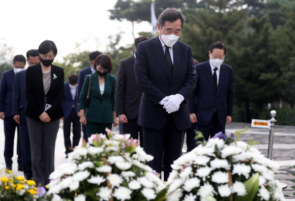 더불어민주당 대권주자인 이낙연 전 대표가 31일 오후 경남 김해시 진영읍 봉하마을 고 노무현 전 대통령 묘역을 참배하고 있다. 2021.8.31  연합뉴스