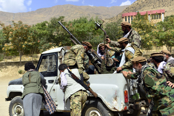 아프가니스탄을 장악한 탈레반에 저항하는 세력이 집결한 북동쪽 판지시르 계곡에서 지난 30일(현지시간) 아마드 마수드를 따르는 병력들이 무장한 채 차량을 밀고 있다.  판지시르 계곡 AP 연합뉴스 