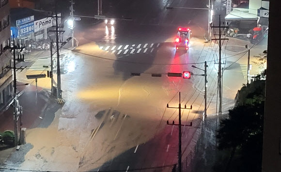 집중호우에 침수된 도로