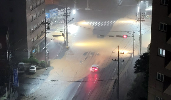 집중호우에 침수된 도로