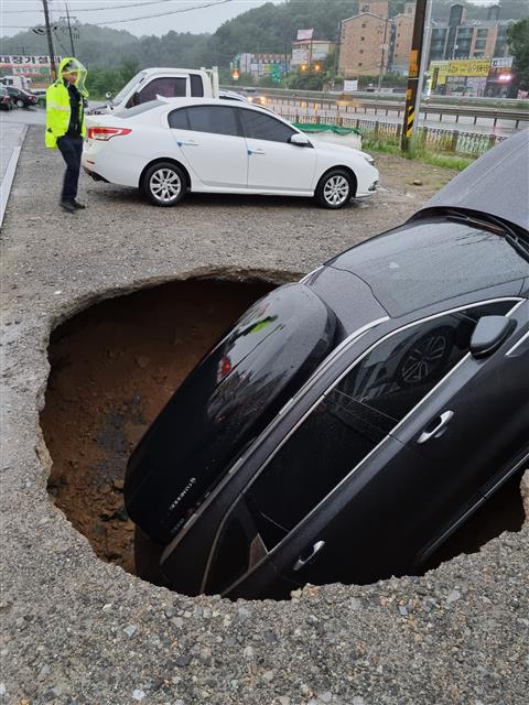 폭우에 차량 집어 삼킨 싱크홀