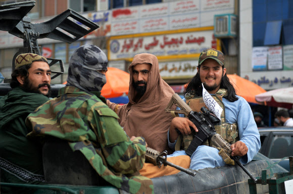 트럭 타고 아프간 카불 시내 순찰하는 탈레반 대원들