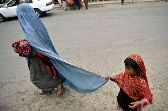 아프간 카불의 부르카 입은 여성