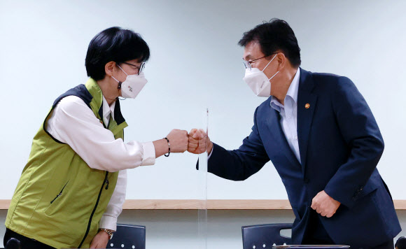 마주보며 미소로