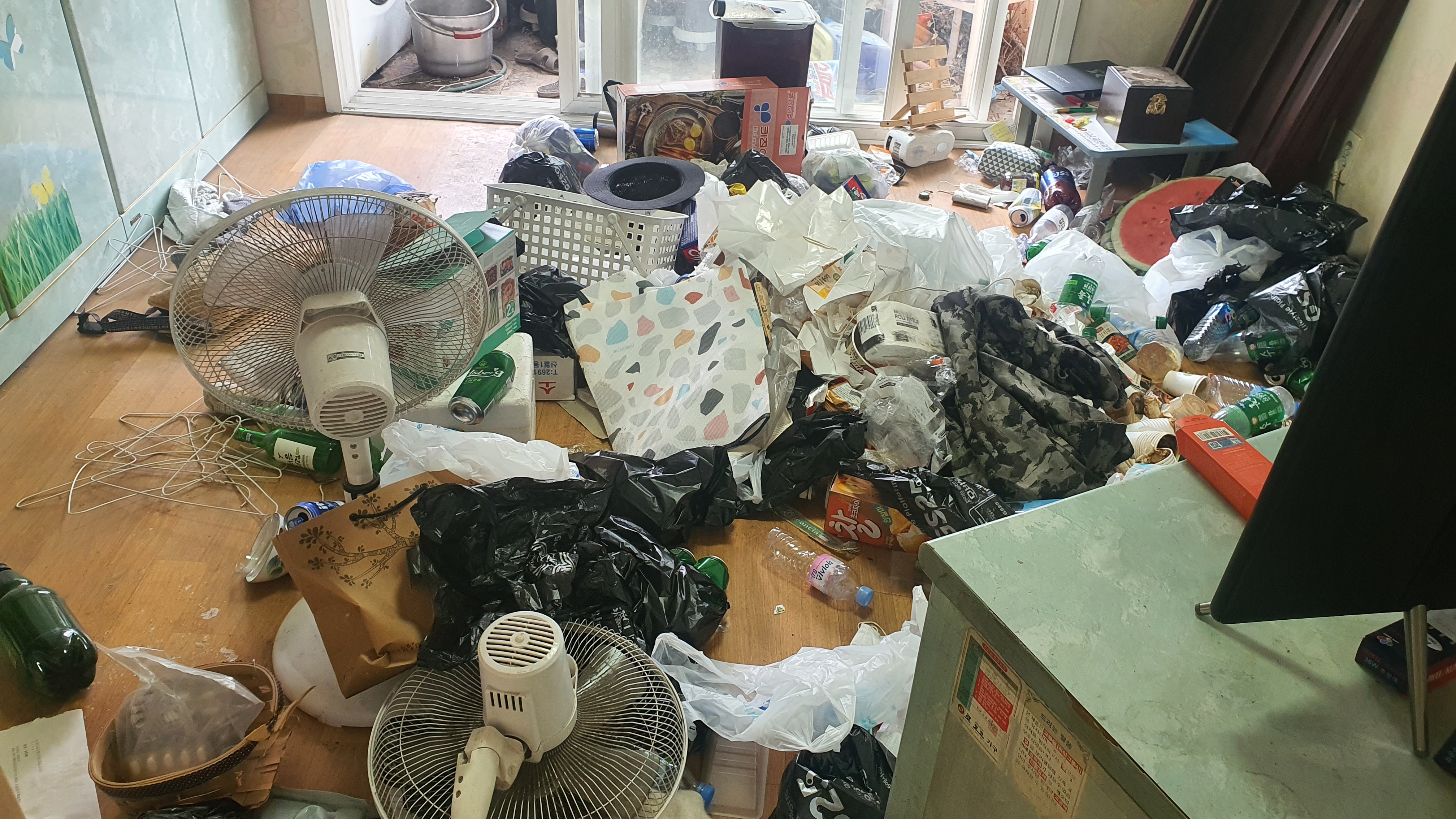 서울시 양천구 A씨의 집이 쓰레기로 뒤덮힌 모습. 손지민 기자 sjm@seoul.co.kr