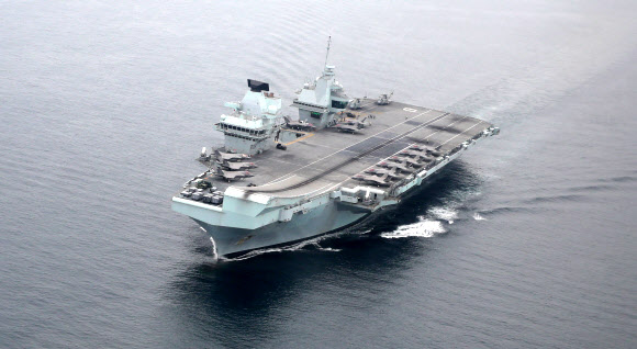 지난달 31일 한국과 영국 해군의 연합훈련 중 영국의 6만 5000t급 최신예 항공모함인 퀸 엘리자베스함이 동해 남부 해상에서 항해 체류를 하고 있다. 사진공동취재단