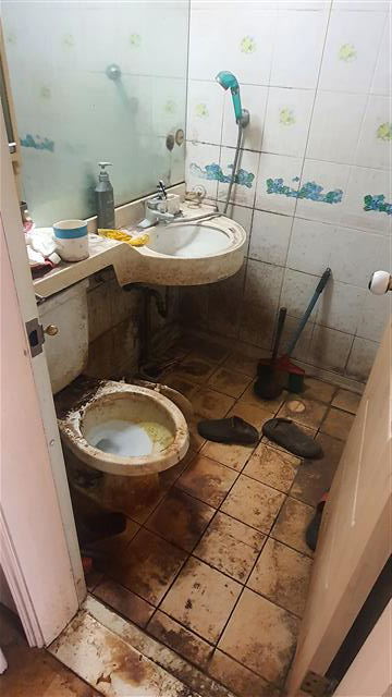 곰팡이와 오물로 더러워진 화장실의 모습.