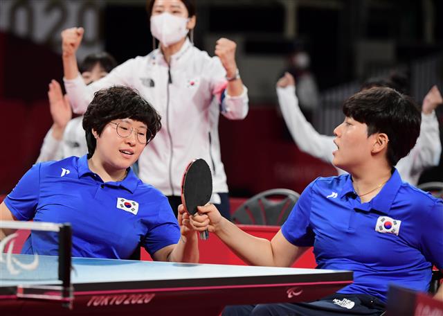 이미규(왼쪽)와 윤지유가 중국과의 여자 단체전(TT1-3) 결승에서 득점한 뒤 기뻐하는 모습. 여자 단체팀도 0-2로 패해 첫 금 사냥의 뜻을 이루지 못했다. 도쿄 사진공동취재단