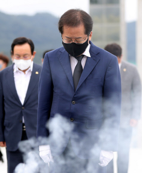 대권주자 홍준표, 민주묘지 참배