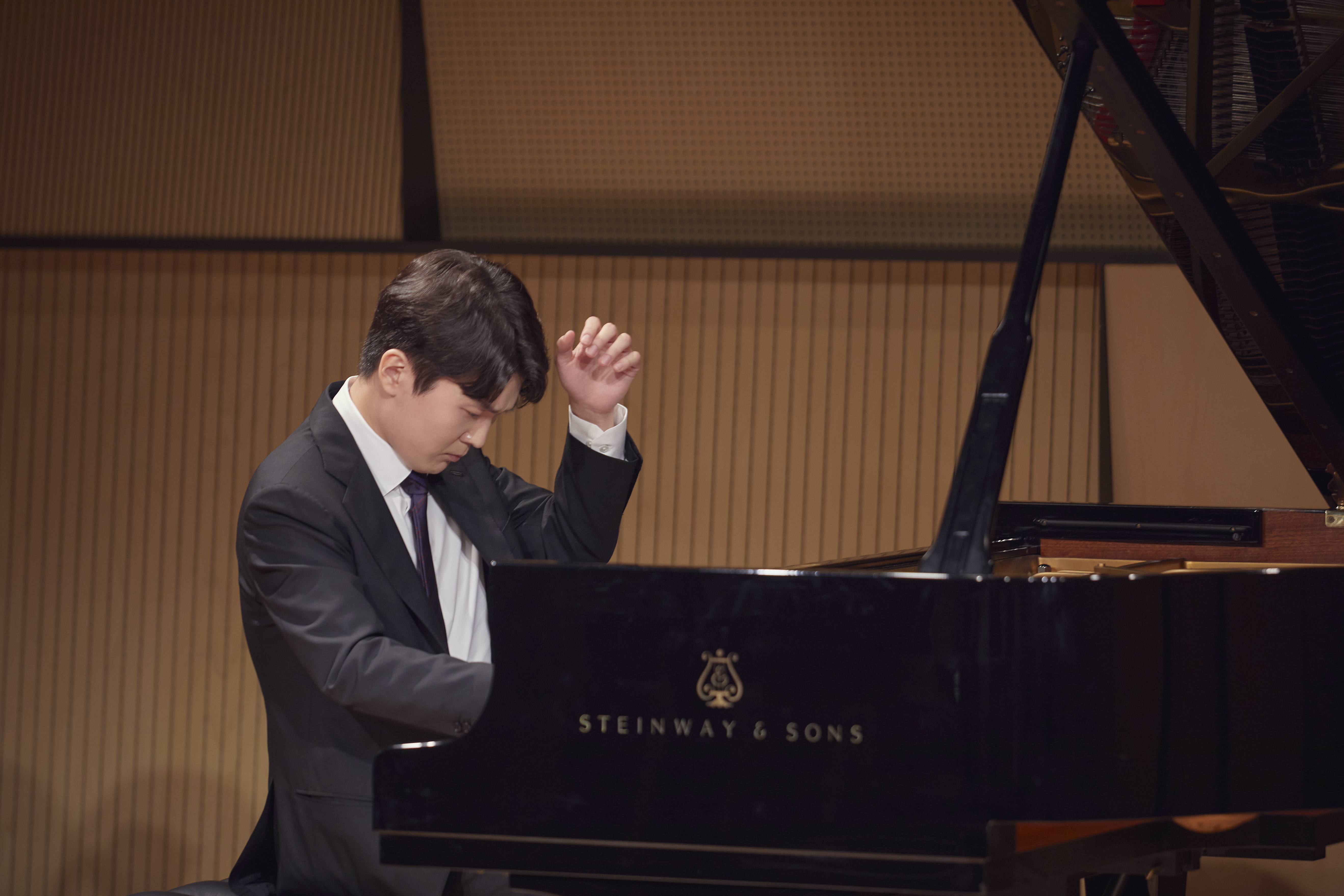 피아니스트 조성진이 3일 서울 예술의전당 인춘아트홀에서 쇼팽 스케르초 2번을 연주하고 있다. 크레디아 제공