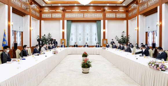 문 대통령, 국회의장단 및 상임위원장단 초청 간담회