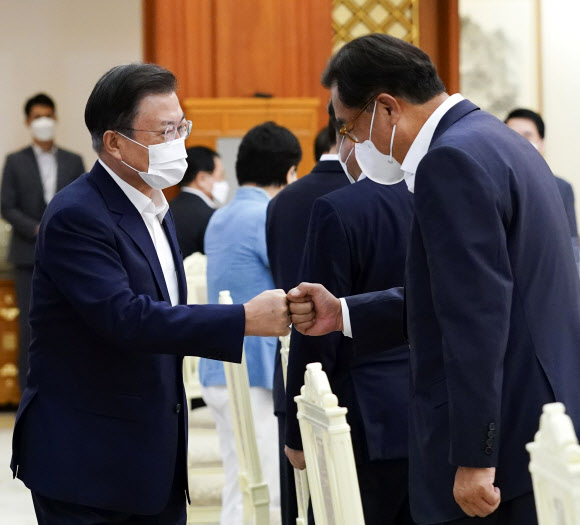 문 대통령, 정진석 국회부의장과 인사