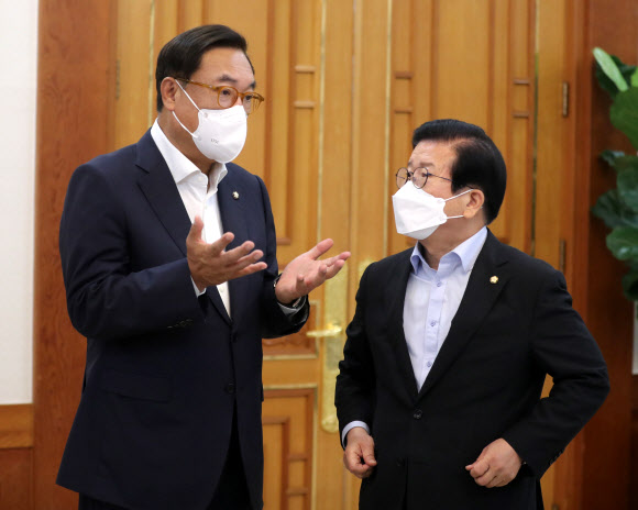 간담회 참석한 박병석 국회의장과 정진석 국회부의장
