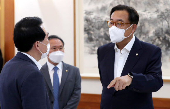 정진석 국회부의장과 박수현 국민소통수석