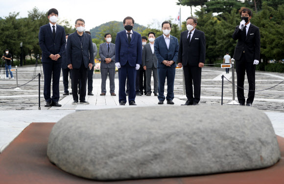 홍준표, 노 전 대통령 묘역 참배