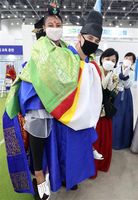 ‘어부바 내사랑’ 전통혼례 체험하는 외국인