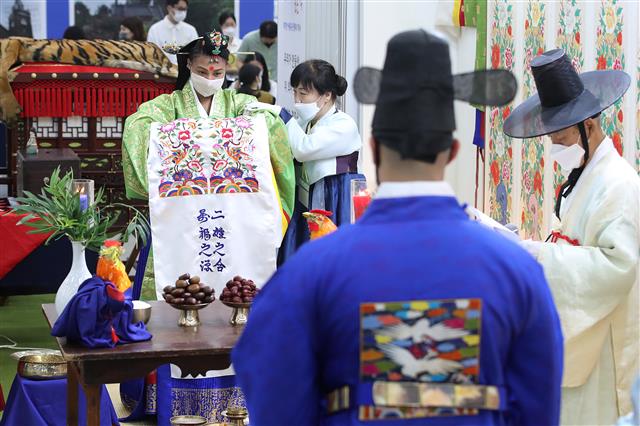 전통혼례 체험하는 외국인 부부