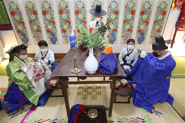 전통혼례 체험하는 외국인 부부