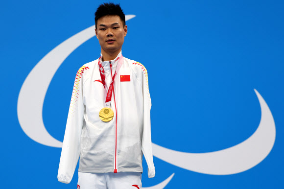 2020 도쿄 패럴림픽 남자 50m 자유형에서 두 팔이 없는 중국 수영선수 정타오가 1일 금메달을 땄다. 로이터 연합뉴스