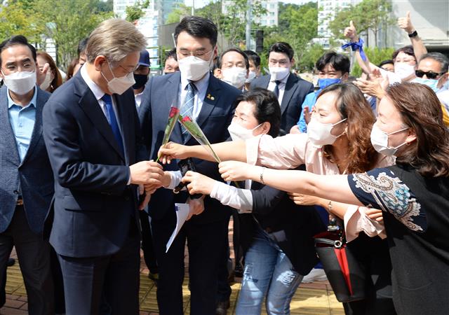 지지자에게 꽃받는 이재명