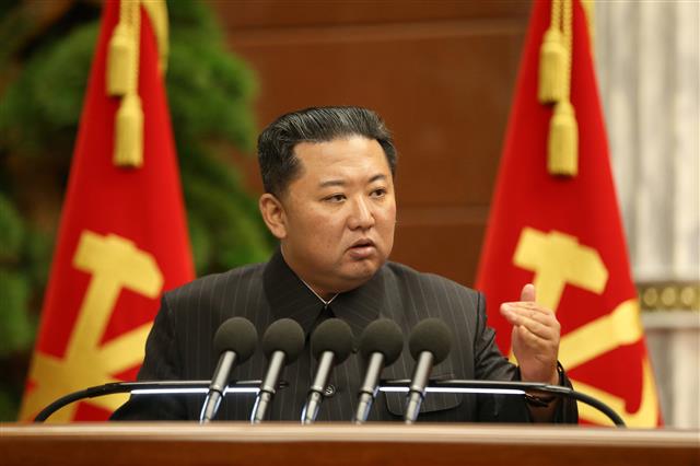 정치국 확대회의 개최한 북한…김정은 총비서가 회의 주재