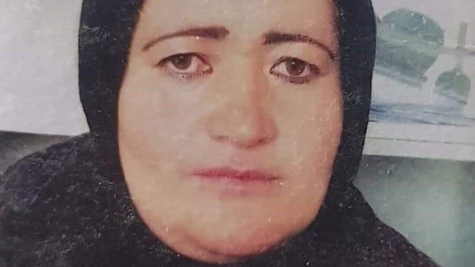 아프가니스탄의 여성 경찰관 바누 누가르의 친척들은 탈레반 대원들에 의해 구타당하고 총으로 쏴 살해된 그녀가 임신 8개월의 몸이었다고 증언했다. 바누 누가르 가족 제공 영국 BBC 홈페이지 캡처