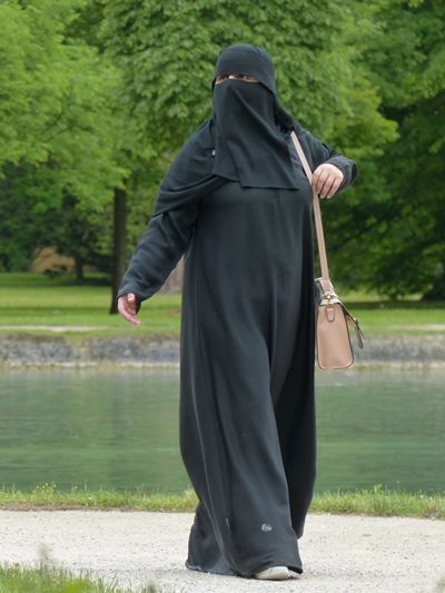 아바야를 입고 니캅을 쓴 여성.  위키피디아