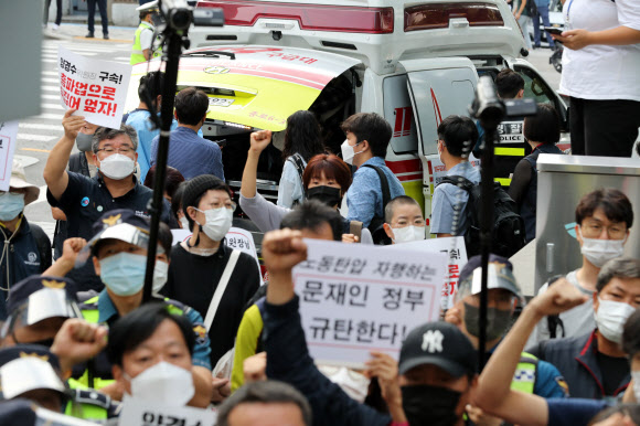 6일 오전 서울 종로경찰서 앞 도로에서 양경수 전국민주노동조합총연맹(민주노총) 위원장의 검찰 송치에 반대하는 시위를 벌이다 민주노총 일부 조합원들이 병원으로 가기 위해 119구급차량에 타고 있다. 2021.9.6  연합뉴스
