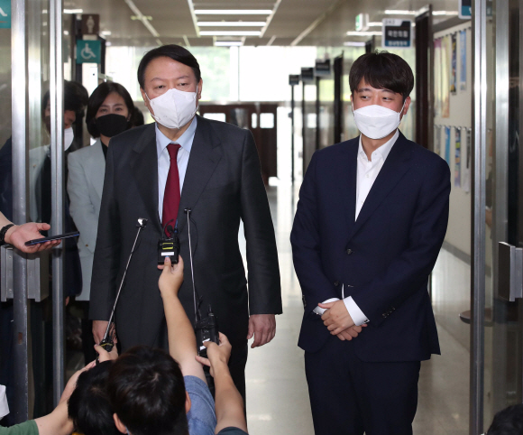 이준석 국민의힘 대표와 윤석열 국민의힘 대선 후보가 6일 서울 여의도 국회 당대표실에서 비공개 면담을 마친 뒤 나와 기자들의 질문에 답변하고 있다. 2021. 9. 6  김명국 선임기자 daunso@seoul.co.kr