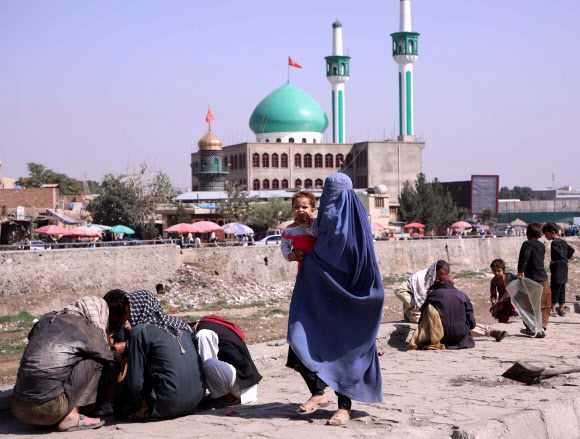 부르카로 전신 가리고 외출하는 아프간 여성