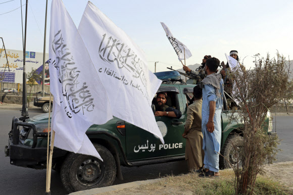 아프간 카불 거리서 탈레반기 사는 탈레반 대원들