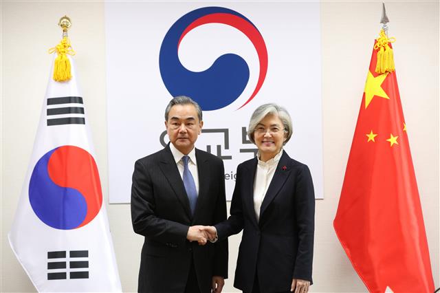왕이(왼쪽) 중국 외교담당 국무위원 겸 외교부장