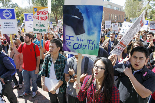 미국 캘리포니아주 UCLA에서 대학 등록금 인상 반대 시위가 열린 2010년 3월 4일 현장. AP 연합뉴스