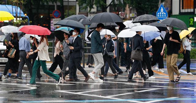 완연한 가을에 접어드는 절기 ‘백로’(白露)인 7일 오전 서울 종로구 광화문 네거리에서 우산 쓴 시민들이 출근하고 있다. 2021.9.7 뉴스1