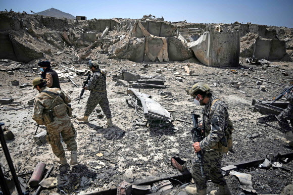 아프가니스탄 탈레반의 바드리 313 특수부대원들이 6일(현지시간) 카불 북동부 지역의 미국 중앙정보국(CIA)이 버리고 떠난 파괴된 기지를 지키고 있다.  AFP 연합뉴스