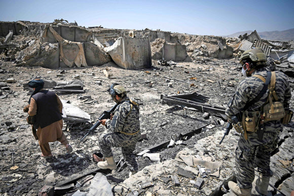 아프가니스탄 탈레반의 바드리 313 특수부대원들이 6일(현지시간) 카불 북동부 지역의 미국 중앙정보국(CIA)이 버리고 떠난 파괴된 기지를 지키고 있다.  AFP 연합뉴스