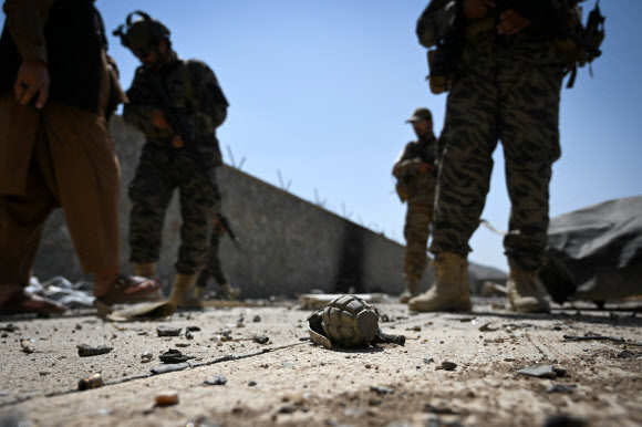 아프가니스탄 탈레반의 바드리 313 특수부대원들이 6일(현지시간) 카불 북동부 지역의 미국 중앙정보국(CIA)이 버리고 떠난 파괴된 기지를 지키고 있다.  AFP 연합뉴스