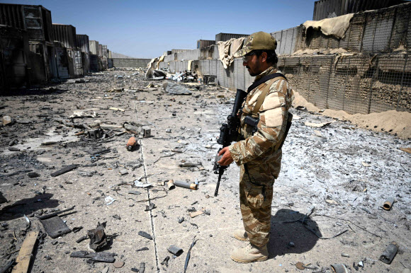 아프가니스탄 탈레반의 바드리 313 특수부대원이 6일(현지시간) 카불 북동부 지역의 미국 중앙정보국(CIA)이 버리고 떠난 파괴된 기지를 지키고 있다.  AFP 연합뉴스